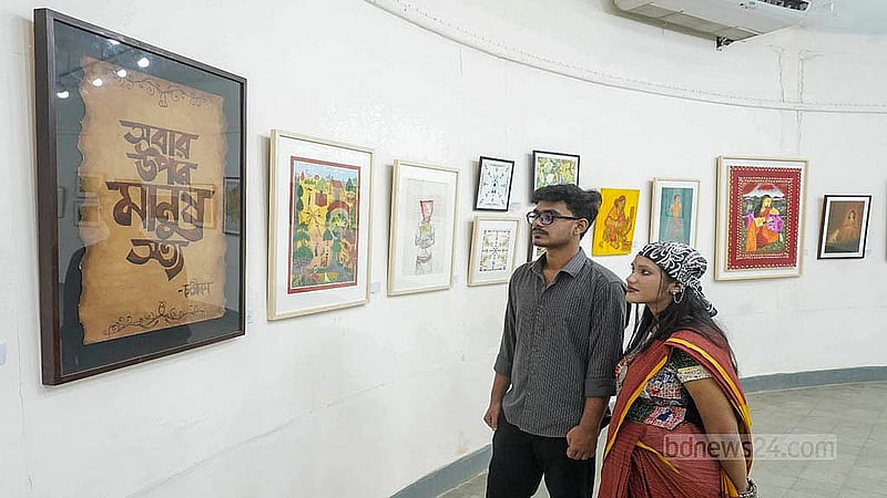 ঢাকা বিশ্ববিদ্যালয়ের চারুকলা অনুষদের জয়নুল গ্যালারিতে ‘বার্ষিক শিল্পকর্ম প্রদর্শনী’ ঘুরে দেখছেন দর্শনার্থীরা।