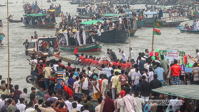 দর্শনার্থীদের ট্রলার ও নৌকার কারণে শুক্রবার বুড়িগঙ্গা নদীতে নৌকা বাইচ প্রতিযোগিতায় বেগ পেতে হয়েছে