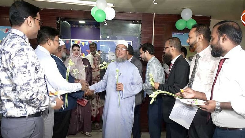 চট্টগ্রামে সম্মিলিত ইসলামী ব্যাংকের হালিশহর জোনাল অফিস থেকে সোমবার ৩৫ জন গ্রাহক নিজেদের চাহিদা মত টাকা তুলেছেন। 