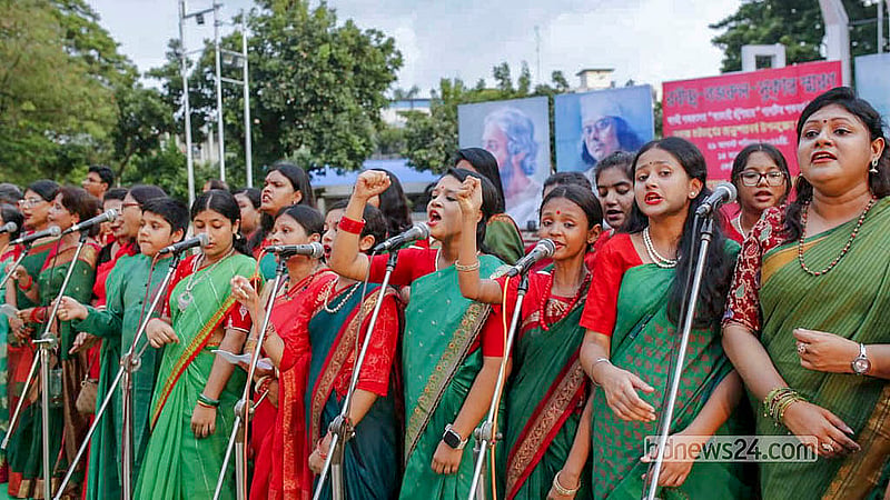ঢাকায় কেন্দ্রীয় শহীদ মিনার প্রাঙ্গণে শনিবার বাংলাদেশ গণসঙ্গীত সমন্বয় পরিষদের আয়োজনে ‘রবীন্দ্র-নজরুল-সুকান্ত স্মরণ অনুষ্ঠানে’ সংগীত পরিবেশন করেন শিল্পীরা।