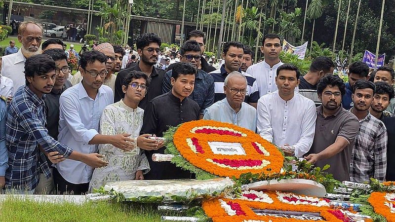 জাতীয় কবি কাজী নজরুল ইসলামের ৫০তম মৃত্যুবার্ষিকী উপলক্ষে ঢাকা বিশ্ববিদ্যালয়ে কবির সমাধিতে শ্রদ্ধা নিবেদন করেন বিএনপি’র ভারপ্রাপ্ত মহাসচিব রুহুল কবির রিজভী