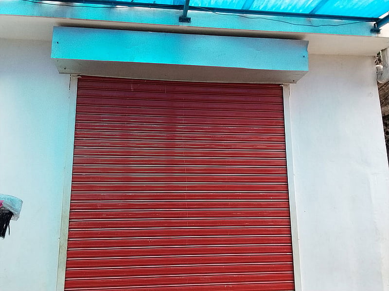 বিএনপি কর্মী মনিরের কার্যালয়, যেটি রোববারের গোলাগুলির পর থেকে বন্ধ রয়েছে।