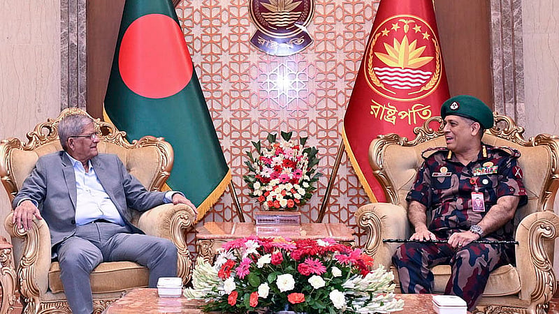 বঙ্গভবনে সোমবার রাষ্ট্রপতি মির্জা ফখরুল ইসলাম আলমগীরের সঙ্গে সাক্ষাৎ করেন বর্ডার গার্ড বাংলাদেশের (বিজিবি) মহাপরিচালক মোহাম্মদ আশরাফুজ্জামান সিদ্দিকী