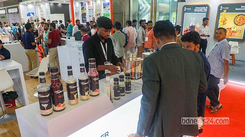 ঢাকার ইন্টারন্যাশনাল কনভেনশন সিটি বসুন্ধরায় ফুডপ্রো এক্সপোতে বেকারির খাবার তৈরির বিভিন্ন উপকরণ পরখ করে দেখেন দর্শনার্থীরা