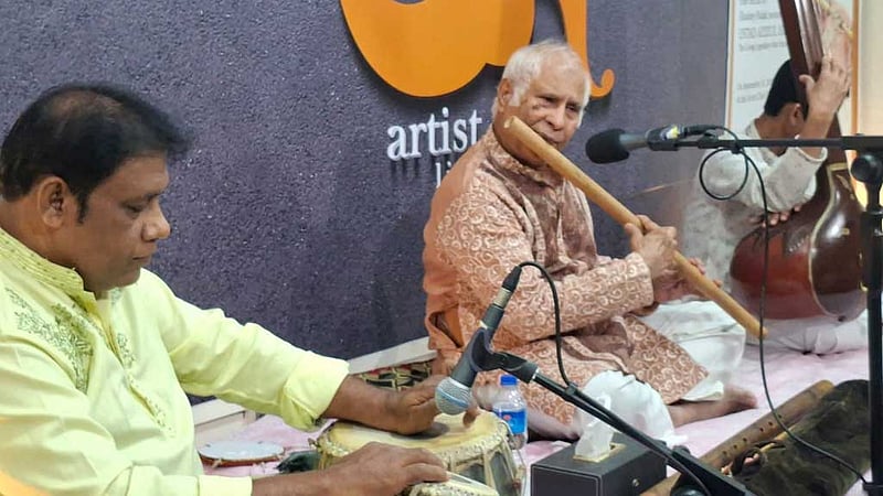 বাঁশির সুরে এক সন্ধ্যা মাতালেন ওস্তাদ আজিজুল ইসলাম