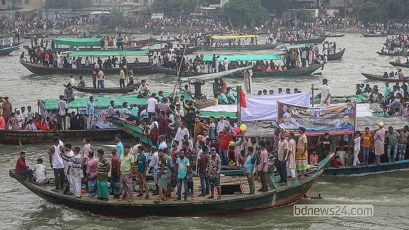 রাজধানী ঢাকার ৪১৬ বছর পূর্তি উপলক্ষে বুড়িগঙ্গা নদীতে নৌকা বাইচ দেখতে ট্রলার ও নৌকা নিয়ে জমায়েত হন দর্শনার্থীরা