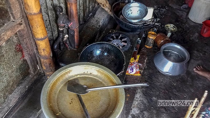 ঢাকার কড়াইল বস্তির কাঁচা রাস্তার পাড়ে একটি বাড়িতে তিতাস গ্যাসের অবৈধ সংযোগে রান্না হচ্ছে হোটেলের খাবার