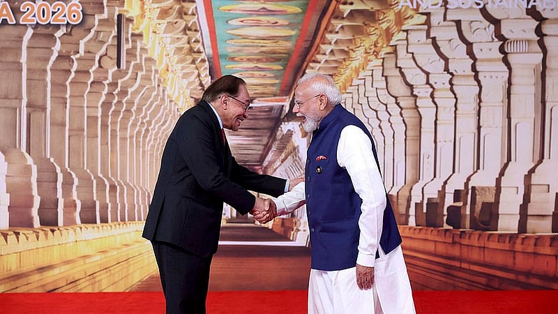 ভারতের নয়া দিল্লিতে ব্রিকস সম্মেলনের সমাপনী দিন রোববার মালয়েশিয়ার প্রধানমন্ত্রী আনোয়ার ইব্রাহিমের সঙ্গে কুশল বিনিময় করেন ভারতের প্রধানমন্ত্রী নরেন্দ্র মোদী