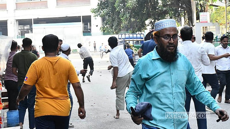 ইসলামী ব্যাংকের প্রধান কার্যালয়ের সামনে সোমবার চাকরিচ্যুত কর্মকর্তা ও সচেতন গ্রাহক ফোরামের সদস্যদের মধ্যে সংঘর্ষ ও ধাওয়া পাল্টা ধাওয়ার ঘটনা ঘটে।