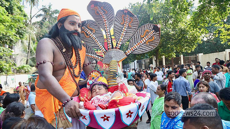 রাজধানীতে শুক্রবার জন্মাষ্টমীর শোভাযাত্রায় কৃষ্ণ সাজে আসে এক শিশু
