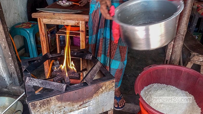 ঢাকার কড়াইল বস্তির জামাইবাজার এলাকায় একটি খাবারের হোটেলে তিতাস গ্যাসে রান্না হচ্ছে ভাত