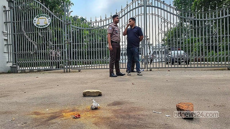 জুলাইয়ের মানবতাবিরোধী অপরাধের অভিযোগে আন্তর্জাতিক অপরাধ ট্রাইব্যুনাল মঙ্গলবার রায় ঘোষণার পর সুপ্রিম কোর্টে মূল ফটকের সামনে হাতবোমার বিস্ফোরণ ঘটে