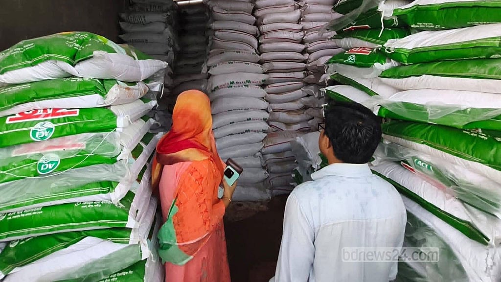 খাগড়াছড়িতে সার মজুদের দায়ে ডিলারকে জরিমানা