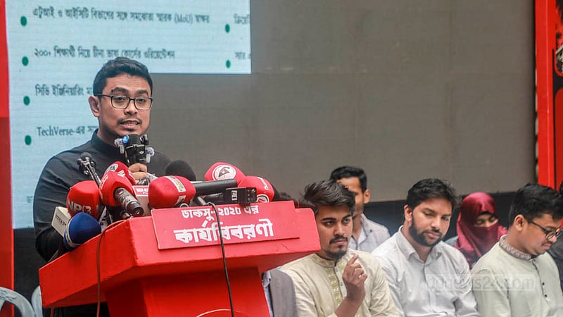 ঢাকা বিশ্ববিদ্যালয় কেন্দ্রীয় ছাত্র সংসদের (ডাকসু) এক বছরের নিয়মিত মেয়াদ শেষে বৃহস্পতিবার ডাকসু প্রাঙ্গণে নিজেদের কার্যক্রম তুলে ধরেন বিদায়ী ভিপি সাদিক কায়েম। ছবি: আব্দুল্লাহ আল মমীন