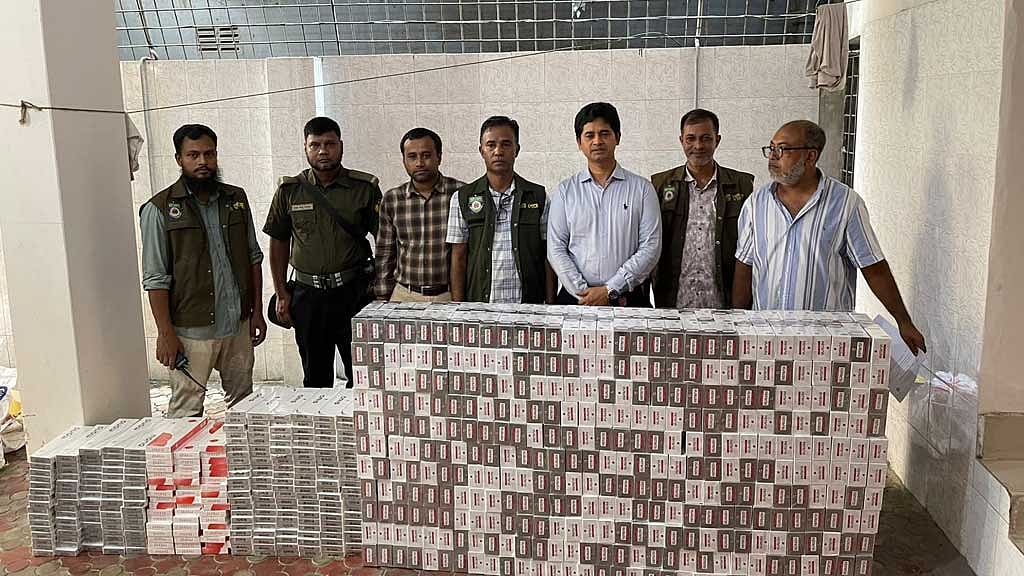 আবাসিক ভবনে দুই গুদাম, ৩ লাখ ১৬ হাজার বিদেশি সিগারেট জব্দ