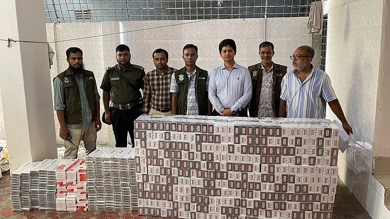 আবাসিক ভবনে দুই গুদাম, ৩ লাখ ১৬ হাজার বিদেশি সিগারেট জব্দ