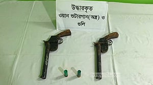 রাজবাড়ীতে অভিযান চালিয়ে অস্ত্র-হাতবোমা উদ্ধার, যুবক গ্রেপ্তার