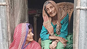 ৯৯ বছরের মায়ের একমাত্র সঙ্গী ৬২ বছরের মেয়ে, ভিক্ষায় চলে সংসার