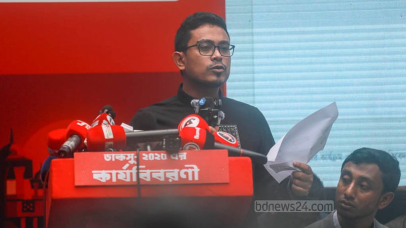 ঢাকা বিশ্ববিদ্যালয় কেন্দ্রীয় ছাত্র সংসদের (ডাকসু) এক বছরের নিয়মিত মেয়াদ শেষে বৃহস্পতিবার ডাকসু প্রাঙ্গণে নিজেদের কার্যক্রম তুলে ধরেন বিদায়ী ভিপি সাদিক কায়েম। ছবি: আব্দুল্লাহ আল মমীন