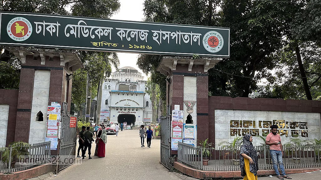 ইউ-টার্ন নেওয়ার সময় বাস থেকে পড়ে প্রাণ গেল সহকারীর