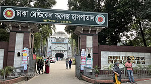 ইউ-টার্ন নেওয়ার সময় বাস থেকে পড়ে প্রাণ গেল সহকারীর