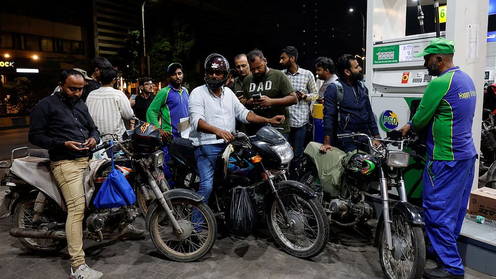বিয়েতে এক পদ, গাড়ি কেনা বন্ধ: জ্বালানি সাশ্রয়ে কৃচ্ছ্র নীতি পাকিস্তানে