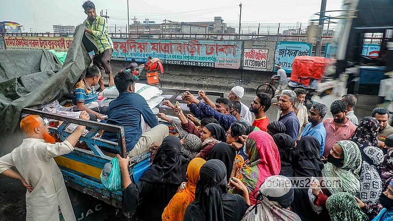 সংকট যখন সবার, সমাধান কেন শুধু সরকারি চাকরিজীবীদের জন্য