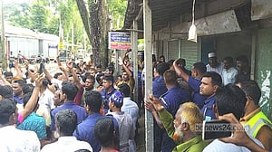 কুড়িগ্রামে সারের দাবিতে সড়ক অবরোধ, ৪ ঘণ্টা অবরুদ্ধ কৃষি কর্মকর্তা
