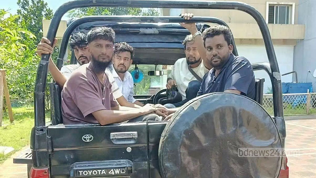 সাজেক যাওয়ার পথে ‘জয় বাংলা’ স্লোগান, আটক ৬ পর্যটক