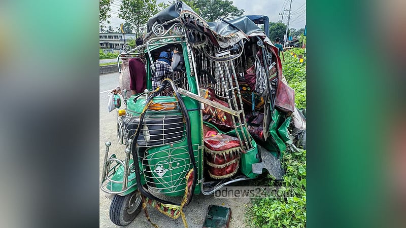 ময়মনসিংহে মাহেন্দ্রকে ধাক্কার পর অটোরিকশায় বাসের ধাক্কা, নিহত ২