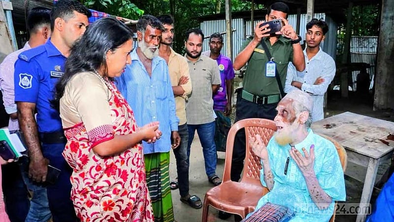 শেরপুরে বৃদ্ধ দম্পতির দুর্দশার খবর প্রকাশের পর পাশে প্রশাসন, ঘর-অটোভ্যান উপহার