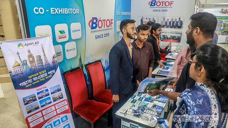 ইন্টারন্যাশনাল কনভেনশন সিটি বসুন্ধরায় তিন দিনের এশিয়ান ট্যুরিজম ফেয়ারে থাকছে পর্যটকদের জন্য নানা ছাড়।&amp;nbsp;&amp;nbsp; ছবি: আব্দুল্লাহ আল মমীন
