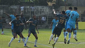 হোঁচট খেয়ে শুরু আবাহনী