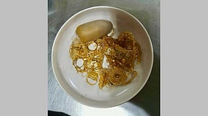শাহ আমানতে দেড় কোটি টাকার স্বর্ণসহ ওমান ফেরত যাত্রী আটক