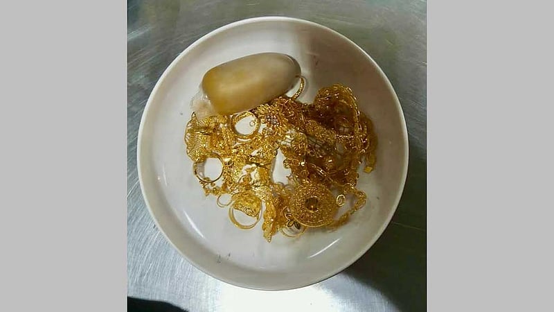 শাহ আমানতে দেড় কোটি টাকার স্বর্ণসহ ওমান ফেরত যাত্রী আটক