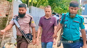 রাজশাহীতে ফ্ল্যাটের দরজা ভেঙে নারীসহ পুলিশ কর্মকর্তাকে নেওয়া হল থানায়
