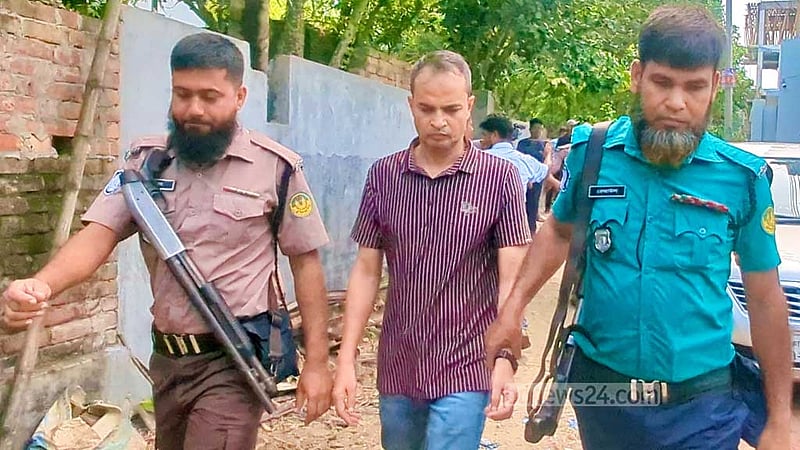 রাজশাহীতে ফ্ল্যাটের দরজা ভেঙে নারীসহ পুলিশ কর্মকর্তাকে নেওয়া হল থানায়