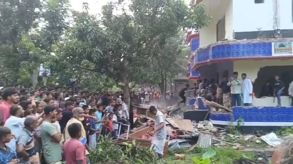 পাবনায় শিশুকে ধর্ষণের পর হত্যা: আসামির বাড়িতে ভাঙচুর-আগুন