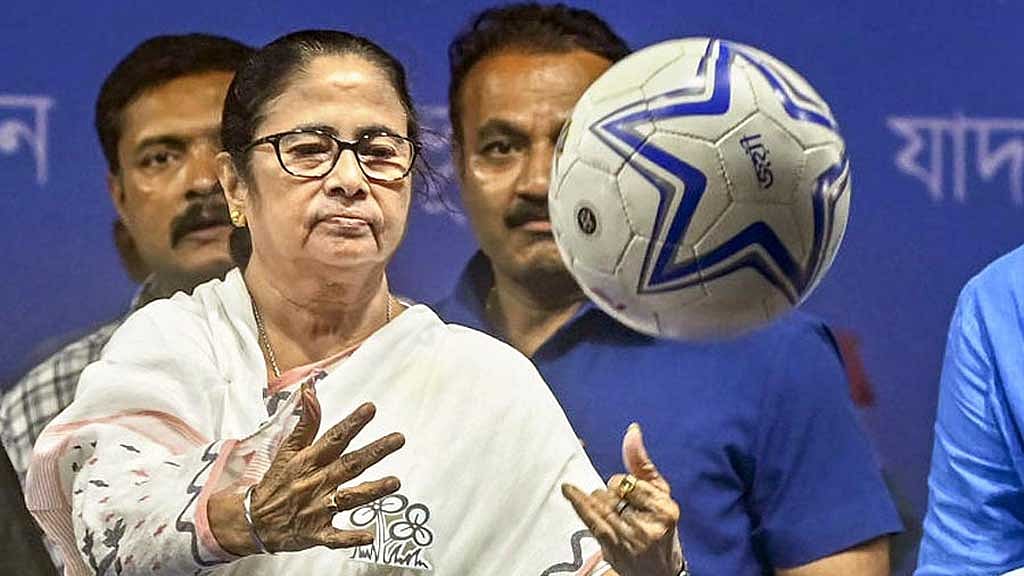 উপনির্বাচনে ‘ফুটবল খেলোয়াড়’ নিয়ে নামবেন মমতা, বিদ্রোহীদের ‘খাম’