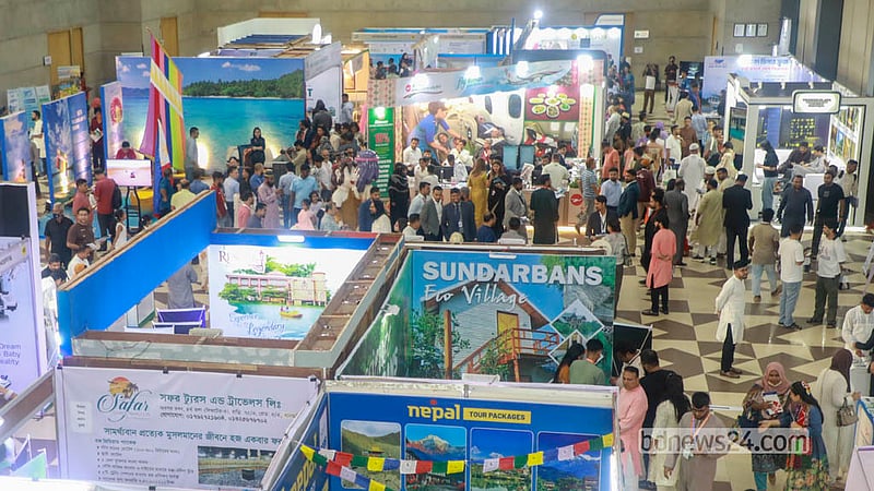 সাপ্তাহিক ছুটির দিন হওয়ায় শুক্রবার ঢাকায় ইন্টারন্যাশনাল কনভেনশন সিটি বসুন্ধরায় (আইসিসিবি) এশিয়ান ট্যুরিজম ফেয়ারে দর্শনার্থীদের উপস্থিতি ছিল বেশি। &amp;nbsp;&amp;nbsp;ছবি: আব্দুল্লাহ আল মমীন