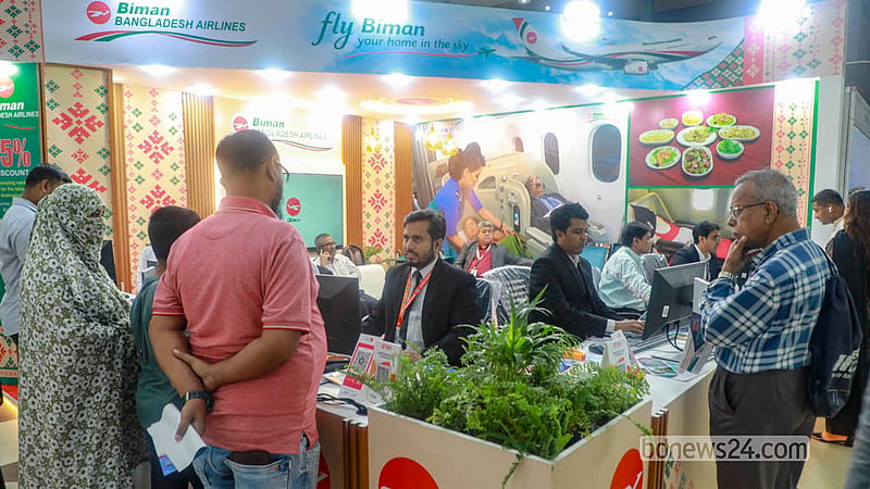 ইন্টারন্যাশনাল কনভেনশন সিটি বসুন্ধরায় (আইসিসিবি) এশিয়ান ট্যুরিজম ফেয়ারে বাংলাদেশ বিমানের স্টলে দর্শনার্থীদের ভিড়।&amp;nbsp;&amp;nbsp; ছবি: আব্দুল্লাহ আল মমীন