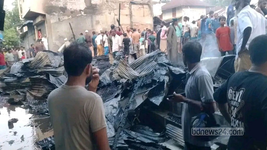 ঝালকাঠিতে আগুনে পুড়ল ৮ দোকান