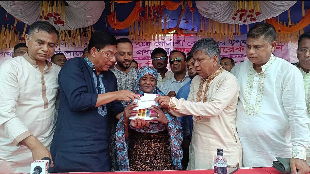 শেখ হাসিনা ফিরলে হাতকড়া পরিয়ে গ্রহণ করা হবে: বিমানমন্ত্রী