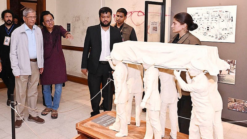 শেরেবাংলা নগরে বুধবার জুলাই গণঅভ্যুত্থান স্মৃতি জাদুঘরের বিভিন্ন গ্যালারি ঘুরে দেখেন রাষ্ট্রপতি মির্জা ফখরুল ইসলাম আলমগীর