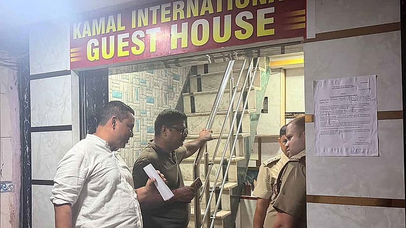 কলকাতার নিউ মার্কেট এলাকার বিভিন্ন হোটেলে শুক্রবার অভিযান চালায় প্রশাসন। ছবি: আনন্দবাজার পত্রিকা।