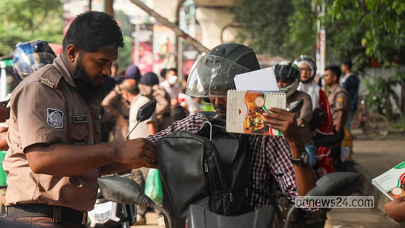 ঢাকায় ককটেল বিস্ফোরণ ও বাসে আগুন দেওয়ার ঘটনার পর নিরাপত্তা জোরদার করেছে ঢাকা মহানগর পুলিশ (ডিএমপি)। শনিবার শাহবাগ থানা এলাকার চেকপোস্টে মোটরসাইকেল আরোহীর ব্যাগ তল্লাশি করছেন পুলিশ সদস্য। ছবি: শামছুল হক রিপন