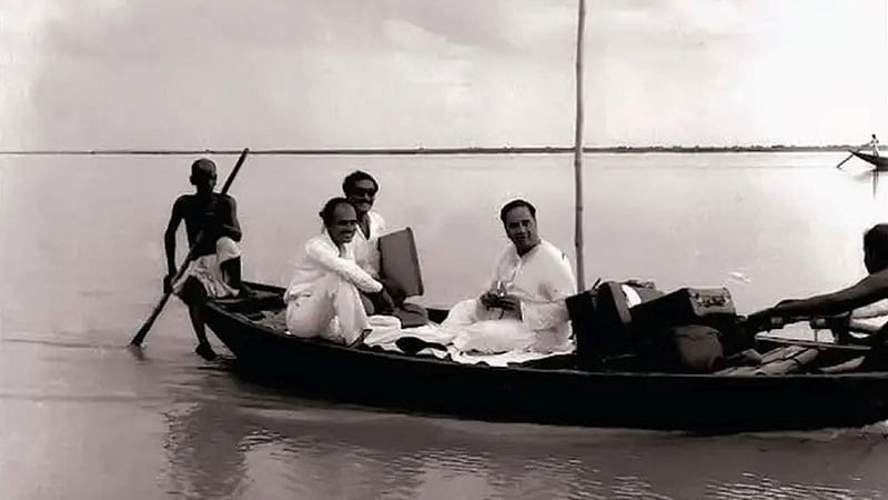 <div class="paragraphs"><p>যুক্তফ্রন্টের ঐতিহাসিক ২১ দফার বার্তা নিয়ে জনমানুষের দ্বারে দ্বারে—১৯৫৪ সালের নির্বাচনি প্রচারণায় হোসেন শহীদ সোহরাওয়ার্দী ও বঙ্গবন্ধু শেখ মুজিবুর রহমান।</p></div>