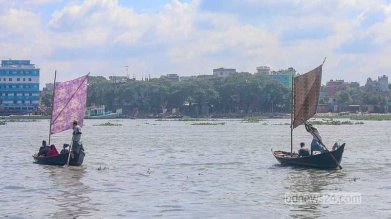 বর্ষার পানিতে ঢাকার বুড়িগঙ্গা নদীর পানি এখন অনেকটাই পরিষ্কার; ভরা নদীতে চলাচল করছে পাল তোলা ডিঙি নৌকা