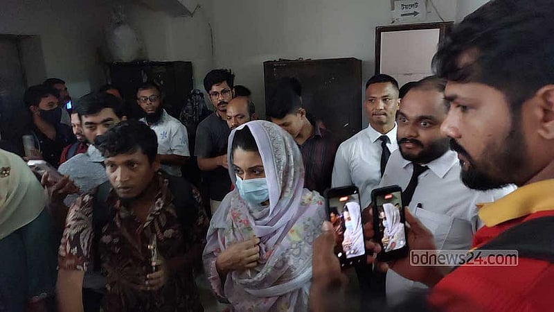 আদালতে প্রিন্স মামুনের স্ত্রী মোহনা।