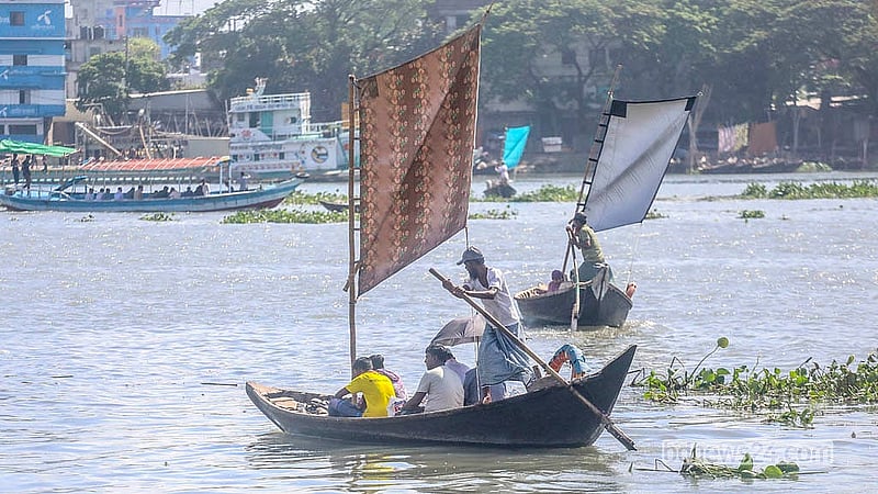 ঢাকার কেরাণীগঞ্জে বুড়িগঙ্গা নদীর মিল ব্যারাক ঘাট এলাকায় পাল তোলা নৌকায় যাত্রী নিয়ে ছুটছেন মাঝিরা